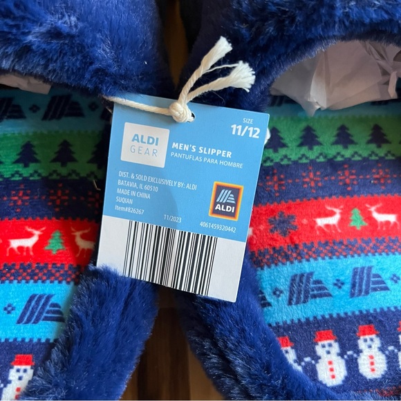 NWT Aldi Gear Slippers Shoes Size 11/12 Men’s Snowflakes Trees Logo Holiday Navy - Picture 6 of 6